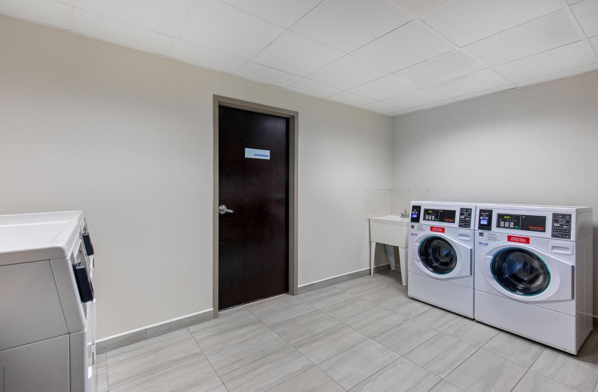 Holiday Inn Express & Suites - Cleveland Northwest By Ihg Εξωτερικό φωτογραφία
