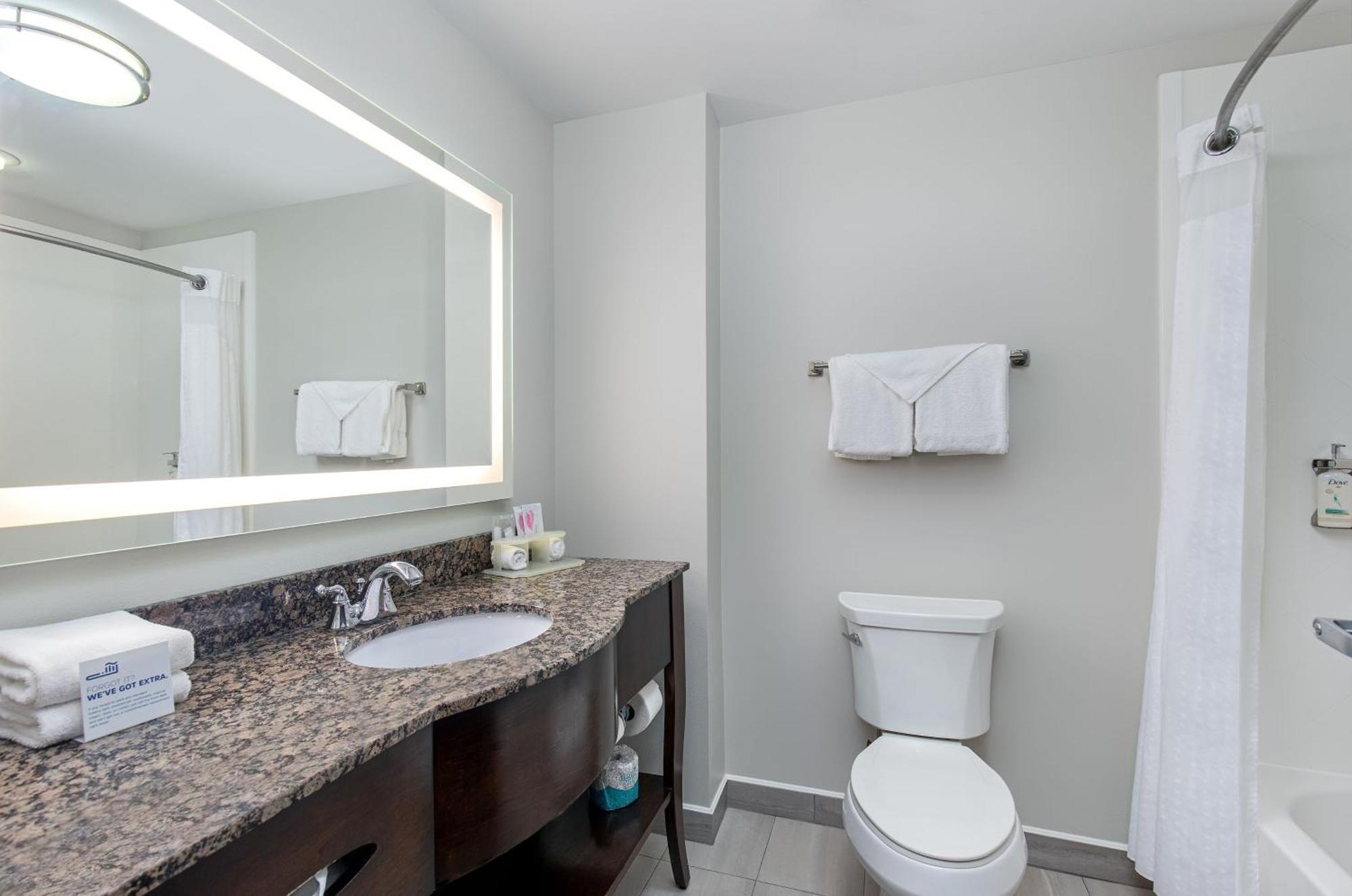 Holiday Inn Express & Suites - Cleveland Northwest By Ihg Εξωτερικό φωτογραφία