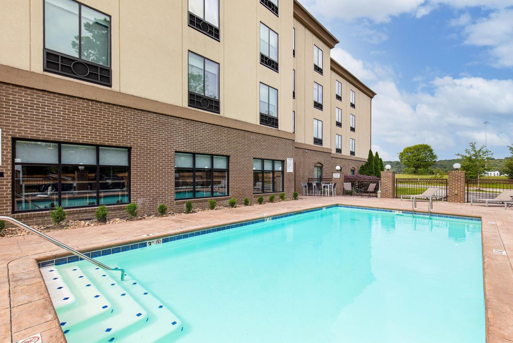 Holiday Inn Express & Suites - Cleveland Northwest By Ihg Εξωτερικό φωτογραφία