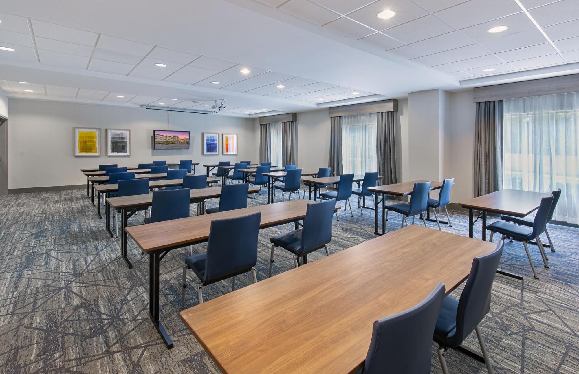Holiday Inn Express & Suites - Cleveland Northwest By Ihg Εξωτερικό φωτογραφία