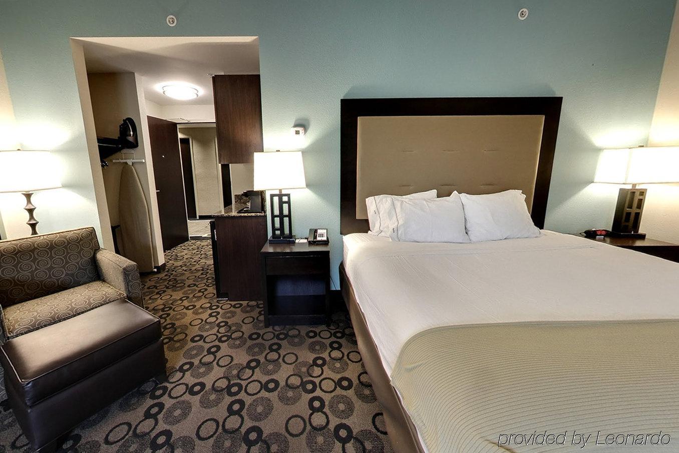 Holiday Inn Express & Suites - Cleveland Northwest By Ihg Εξωτερικό φωτογραφία