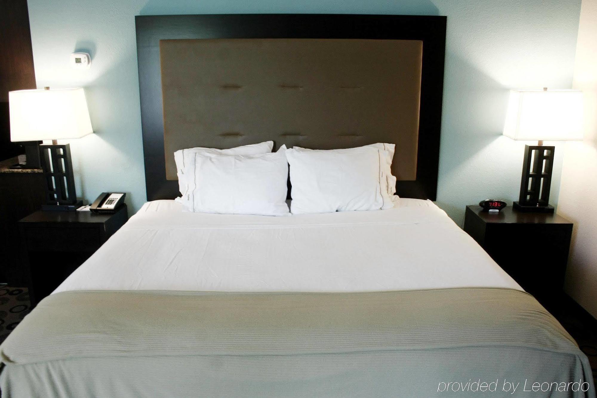 Holiday Inn Express & Suites - Cleveland Northwest By Ihg Εξωτερικό φωτογραφία