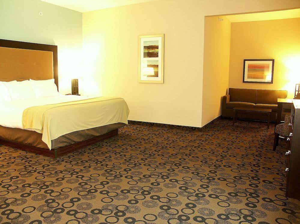 Holiday Inn Express & Suites - Cleveland Northwest By Ihg Εξωτερικό φωτογραφία