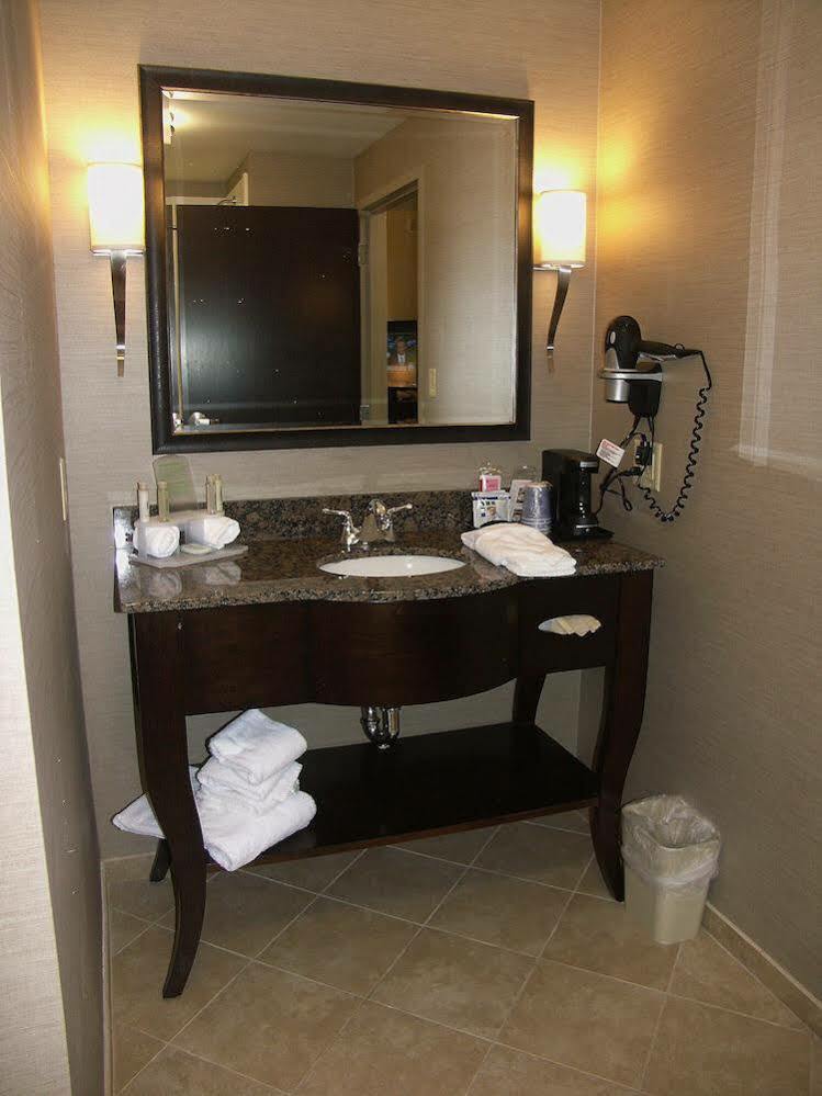 Holiday Inn Express & Suites - Cleveland Northwest By Ihg Εξωτερικό φωτογραφία
