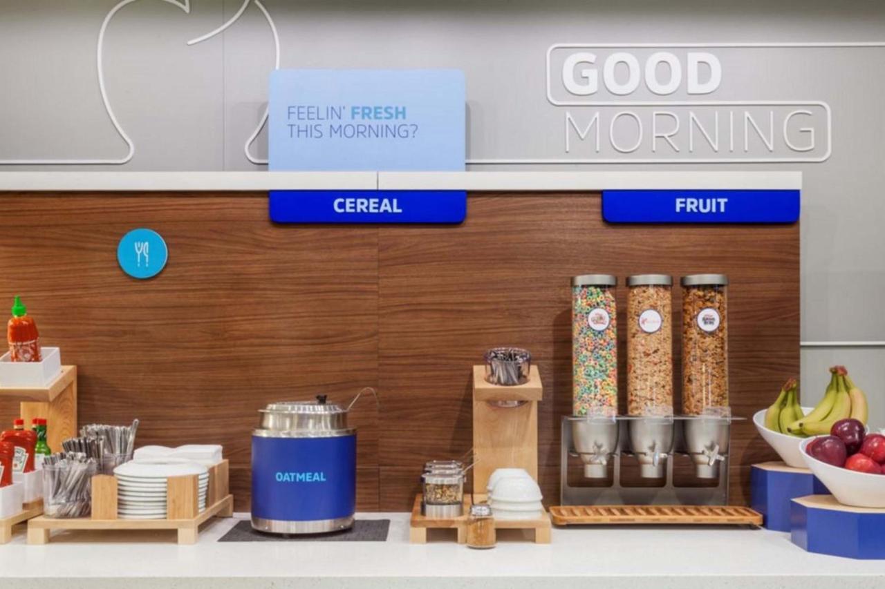 Holiday Inn Express & Suites - Cleveland Northwest By Ihg Εξωτερικό φωτογραφία