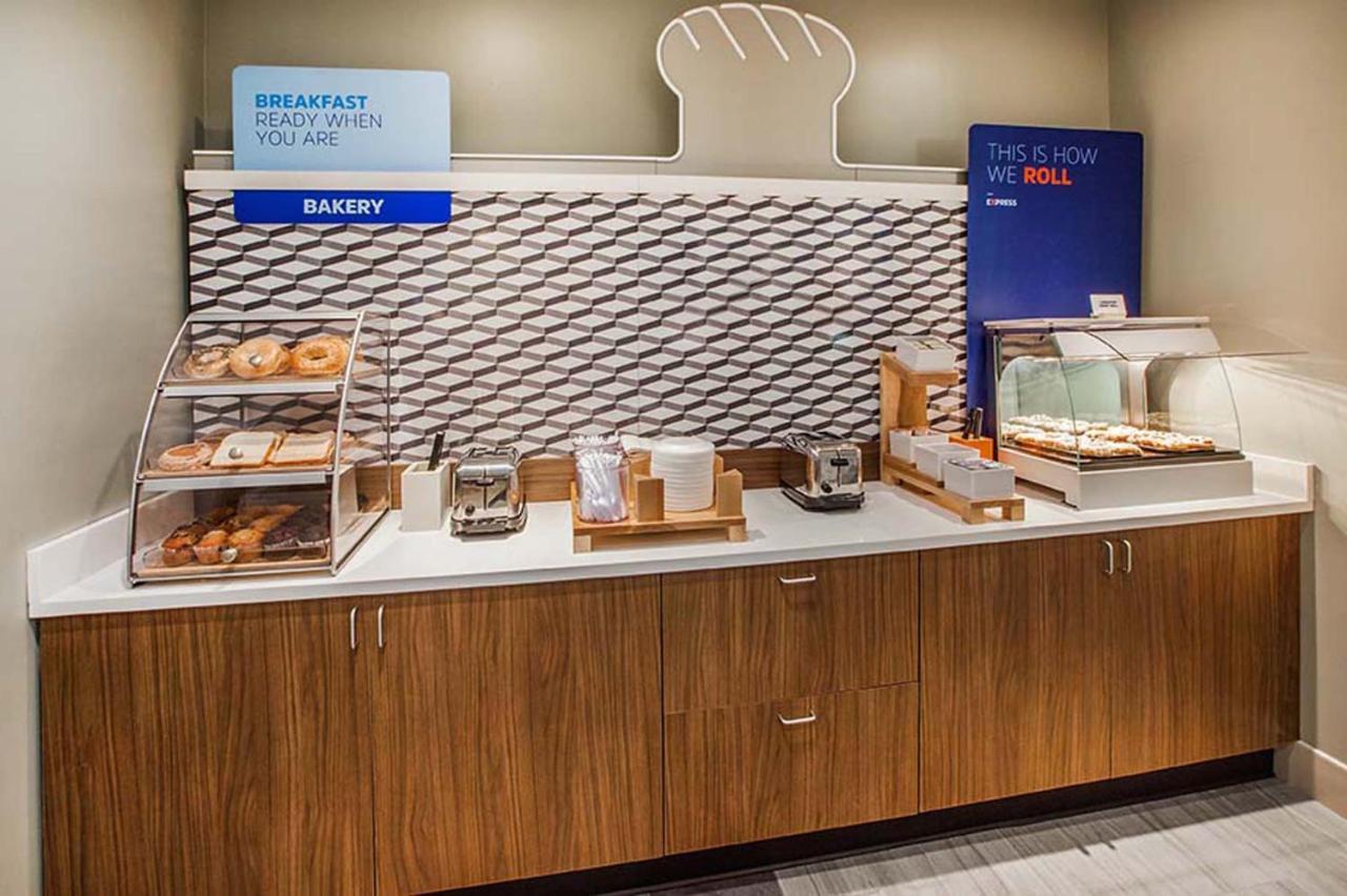Holiday Inn Express & Suites - Cleveland Northwest By Ihg Εξωτερικό φωτογραφία